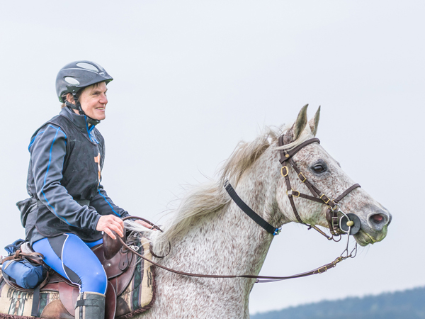 Tanja Hähnel mit ihrer Shagya-Araber- Stute Aptero Nike ("Nikki"). Foto: Jan Krischnik, horse-endurance.de 