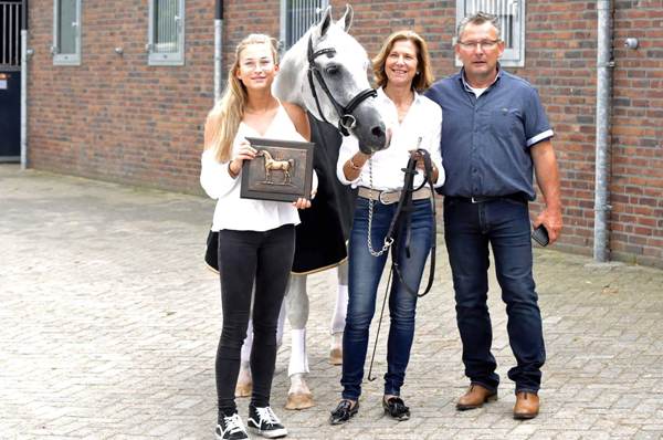Oosterfelds Marsaz und seine Familie: Leila Sticker, Alice Westerfelt und Eddie Sticker mit der WAHO Trophy 2016.